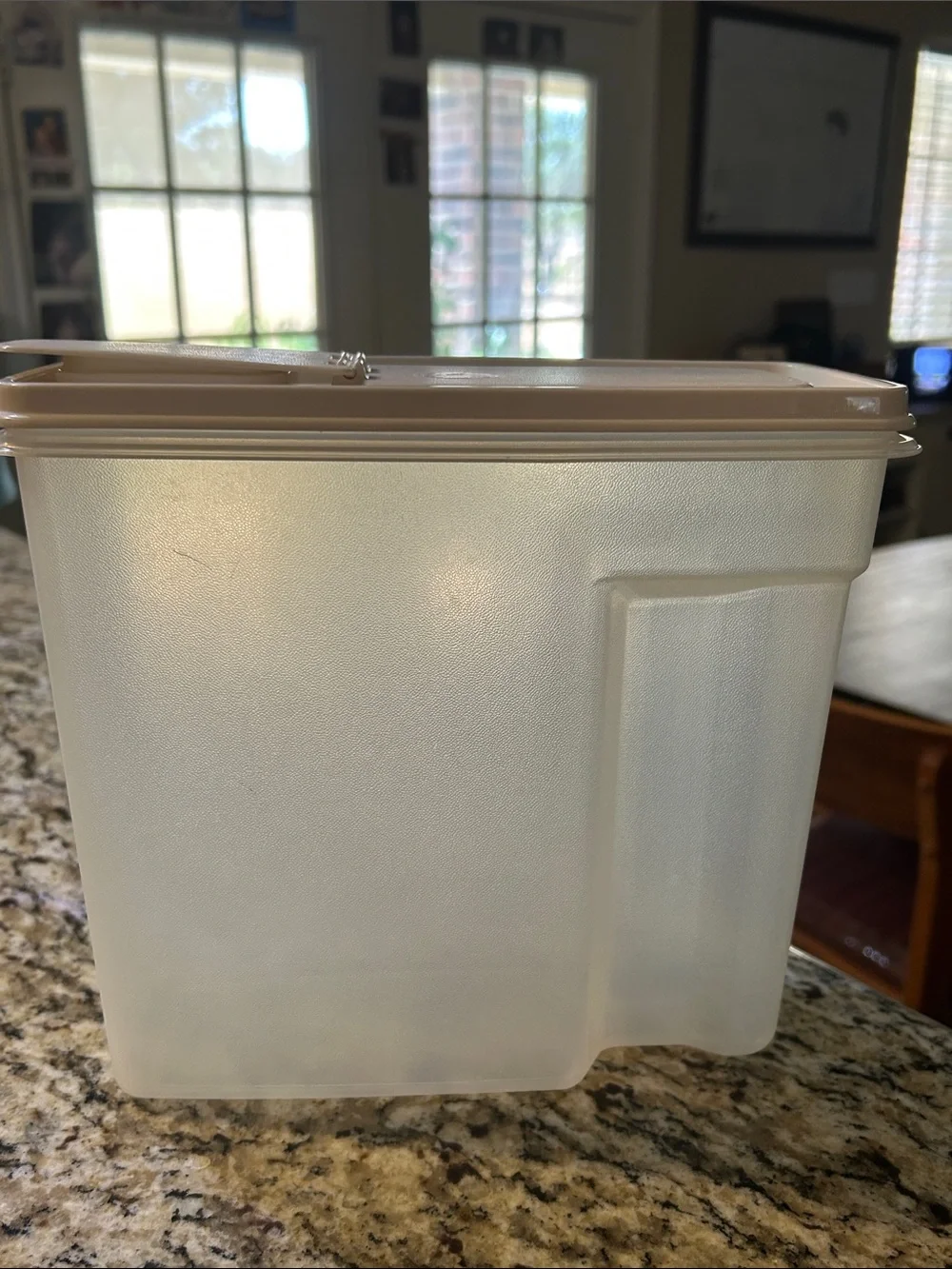 Rubbermaid 13 Cups Translucent Food Storage Container with Beige Lid